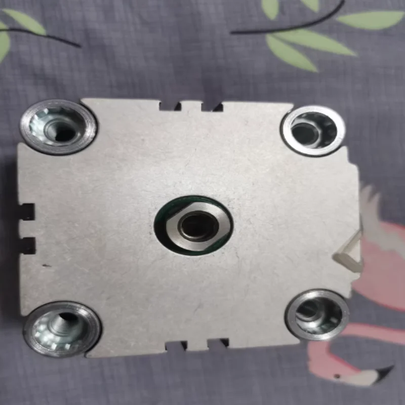 

Совершенно новый оригинальный компактный цилиндр ADVULQ-32-20-A-P-A ADVULQ-32-25-A-P-A ADVULQ-32-40-A-P-A ADVULQ-40-10-A-P-A