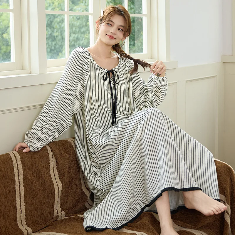 

Ночная рубашка нового стиля с подушкой на груди, свободная и подходит для ношения в качестве верхней одежды. Несъемная подушка для груди