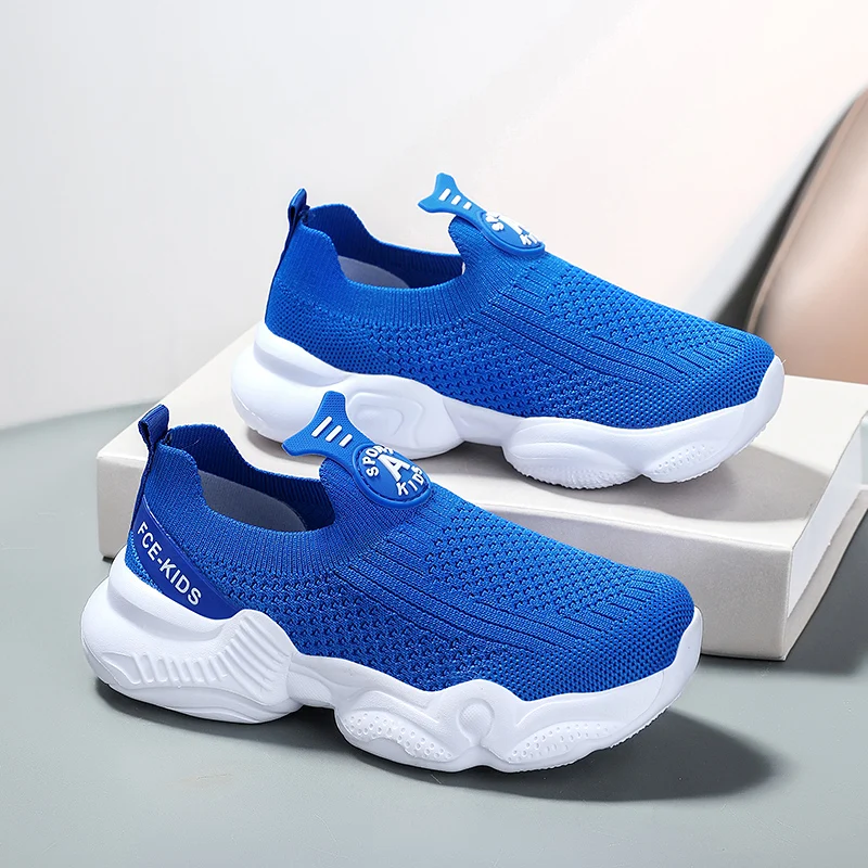 A pair of kids lightweight sock-style trainers, letter label decor, wear-resistant thick sole student walking shoes HC-W901