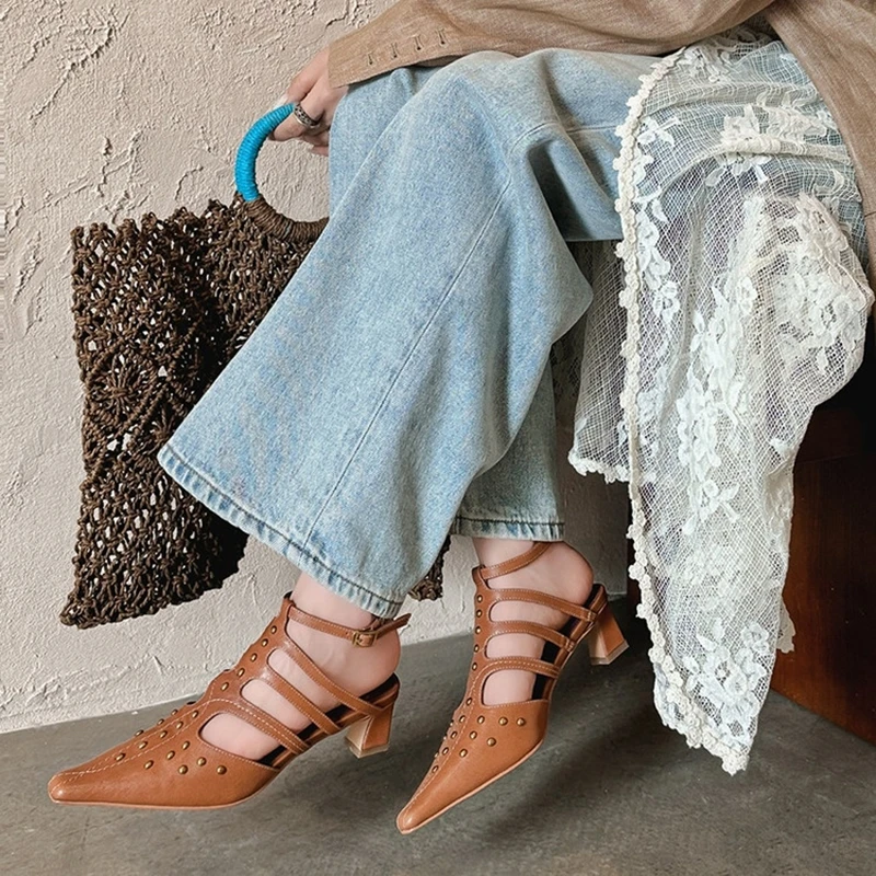 

НОВЫЕ летние женские сандалии из натуральной кожи, женские туфли на высоком каблуке с острым носком, сандалии с узкими ремешками и заклепками, повседневная обувь