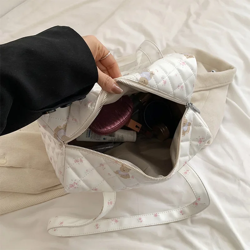 Bolso de mano de viaje acolchado para mujer, bolso de hombro ligero estampado con cremallera segura y costuras de diamantes para viajes y desplazamientos