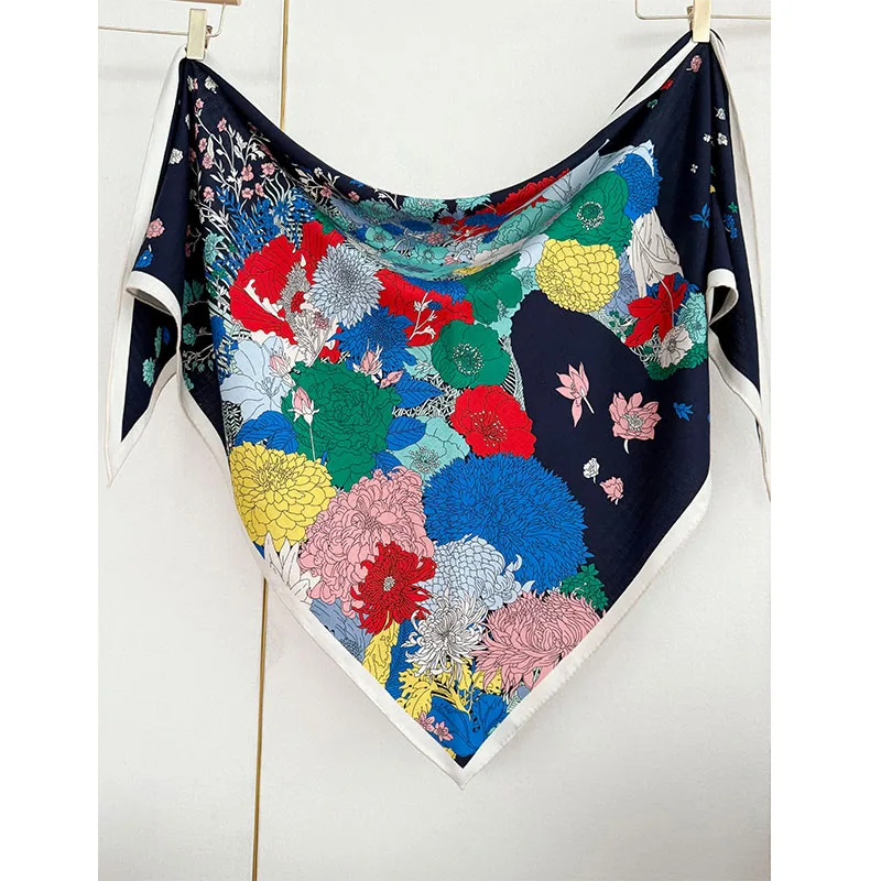 

Новый треугольный шарф с цветочным узором из 30% шелка и 70% шерсти. С закрученными краями вручную. Теплый платок.