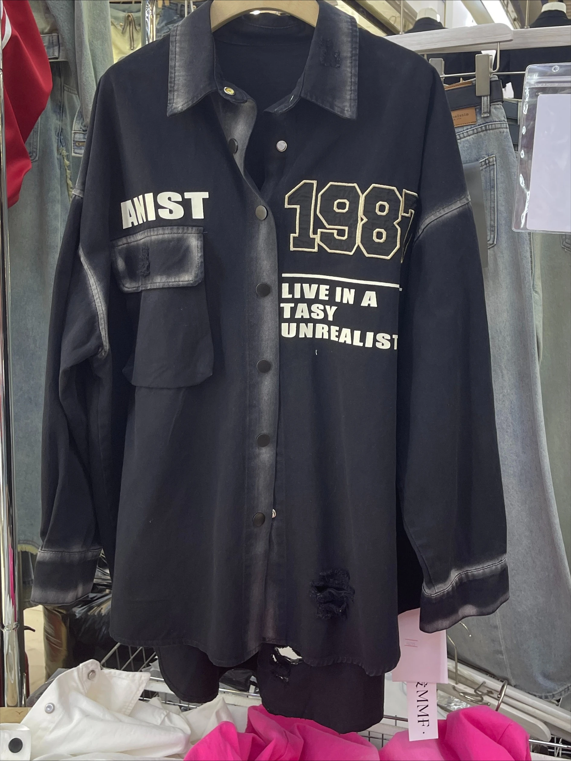 

Европейский стиль, весенняя новая хлопковая свободная джинсовая рубашка средней длины с большим буквенным принтом и длинными рукавами для женщин, белая женская рубашка