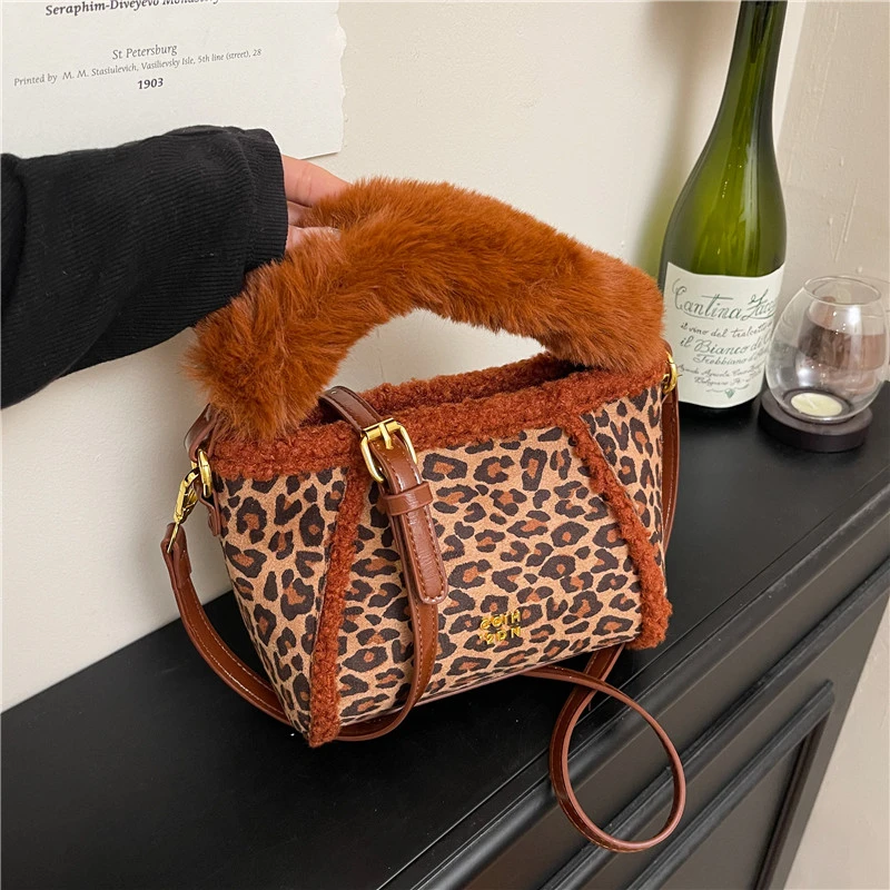 

Luxury Faux Fur Handle Evening Clutch Bag 2025 New Winter Handbag Women's Bag Versatile Suede Crossbody Shoulder Bag Bucket Bols