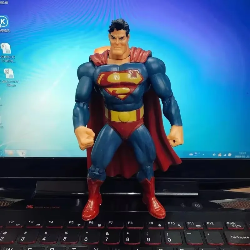 Anime-Figur Superheld 18cm Actionfigur Persönliche Cartoon-Spielfigur Kreatives Tischdekoration-Modell Überraschungs-Geburtstagsgeschenk für Fans