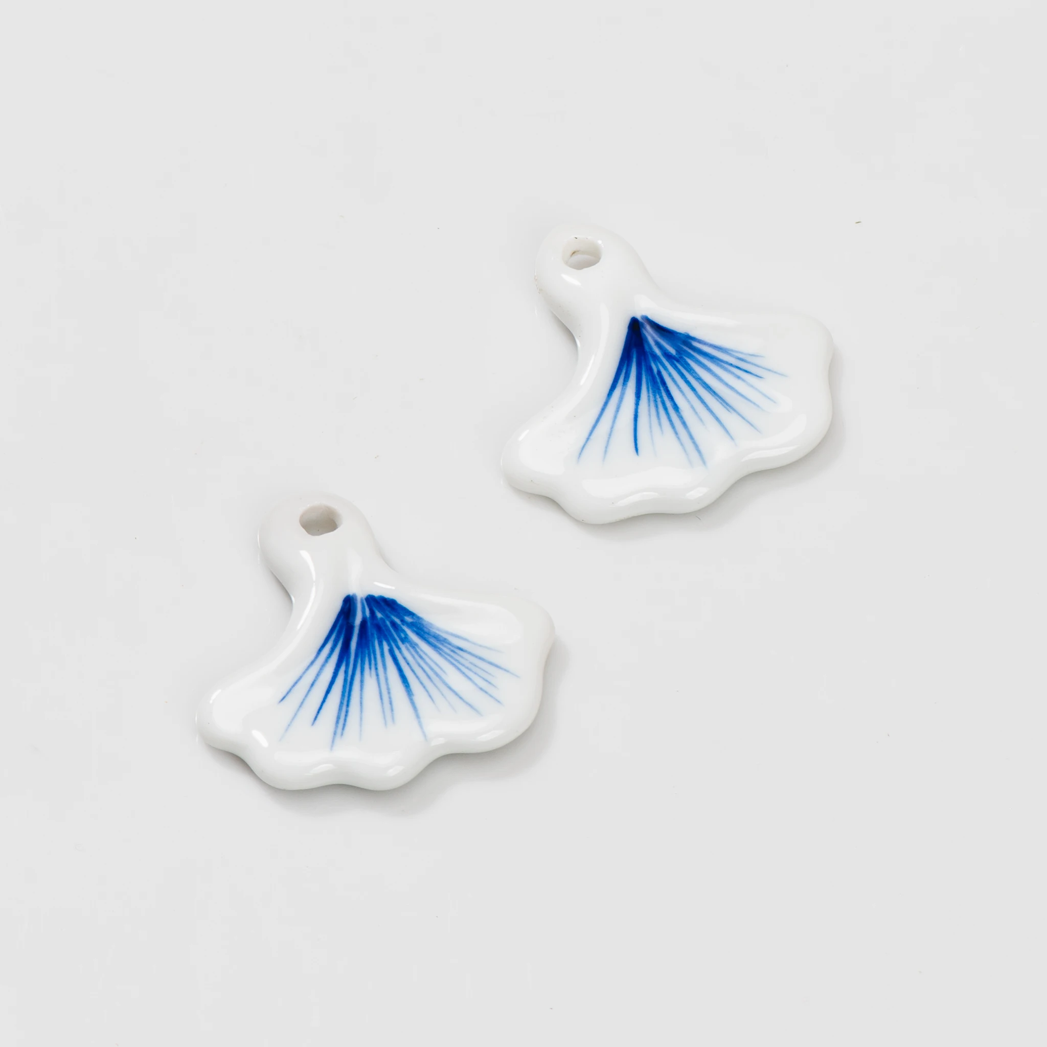 Handmade Ceramic Pendant Set with Plant Pattern, 20-30mm Beads, 2 Pieces, DIY Jewelry, Blue and White Glazed Porcelain Craft
