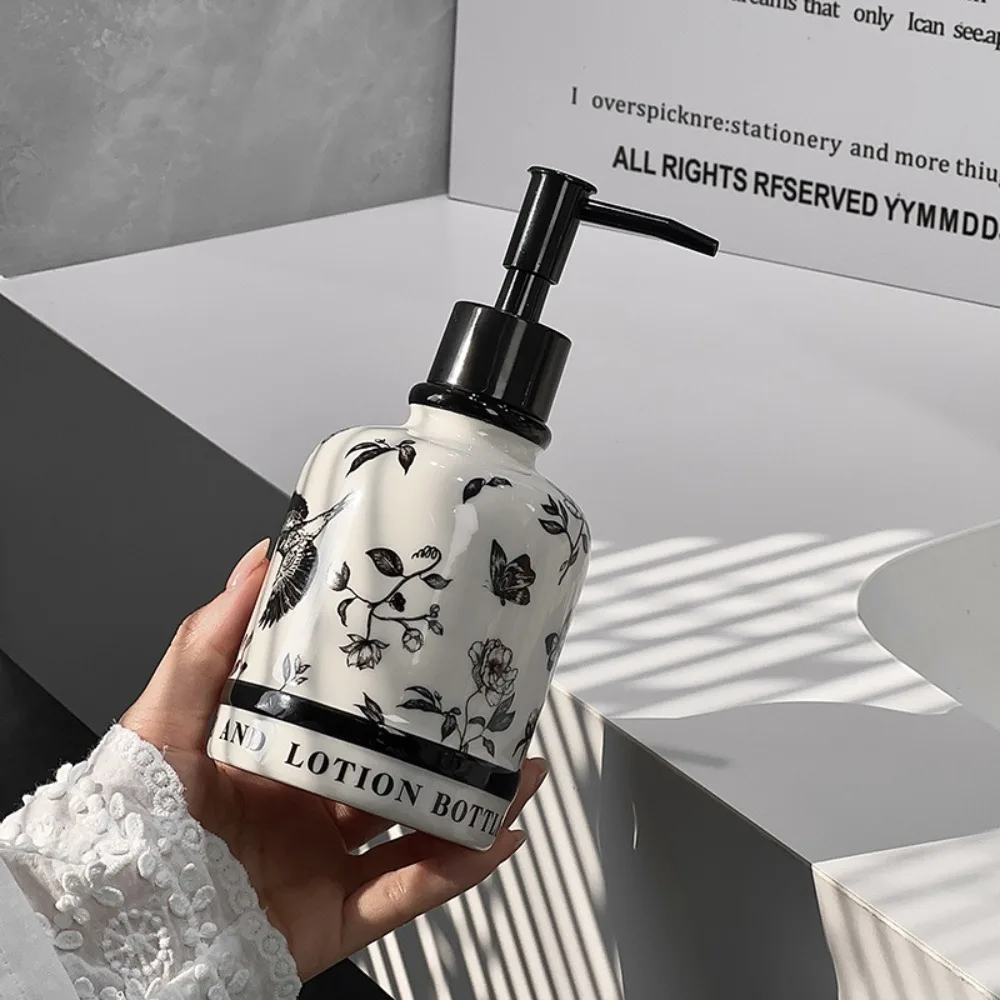 Medieval Style Ceramic Sub-packaging Bottle, Flower and Bird Design, Outstanding Texture, Lotion B & B Hotel Design, Sanitizer