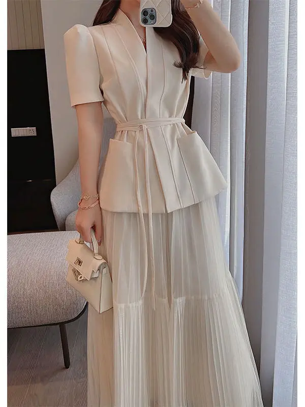 

Новинка 2023 года, женский летний модный комплект Light Maturi Sle, гонконгский вкус, небольшой ветровой костюм, юбка, комплект из двух предметов Versa...