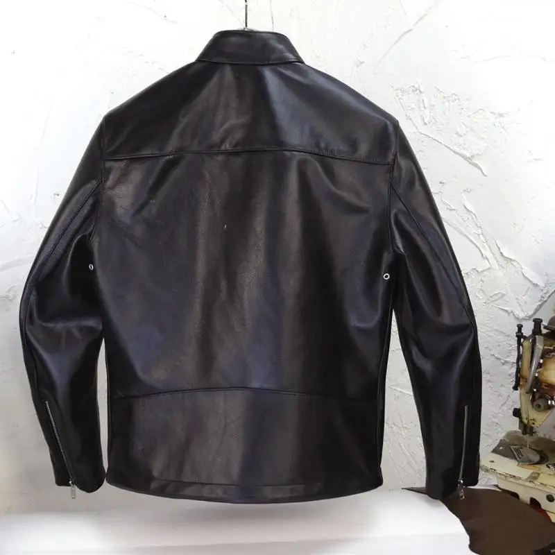 المواد الجلدية جيدة جدًا، وجلد البقر القديم المستورد من تركيا خشنة وقوية، والطوق الوقوف بسيط