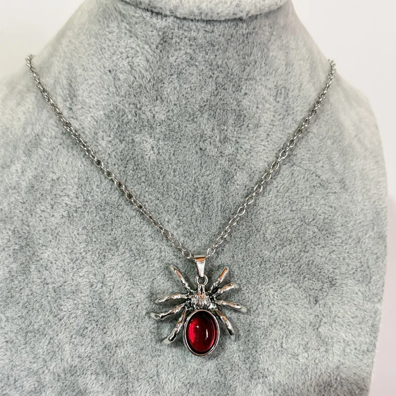 Gotische Punk-Halskette mit Silberfarbenem Simuliertem Spinnen-Insekten-Anhänger und Rotem Ovalem Kristall für Damen und Herren, Halloween-Schmuck-Accessoires