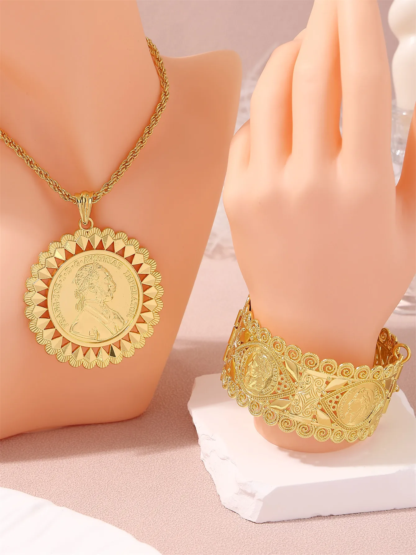 1 Set of Vintage Elegant Women's Necklace and Bracelet Jewelry Set, Hollow Carved Bracelet Paired with Flower-Shaped Napoleon Portrait Pendant, Women's Holiday Banquet Wedding Jewelry