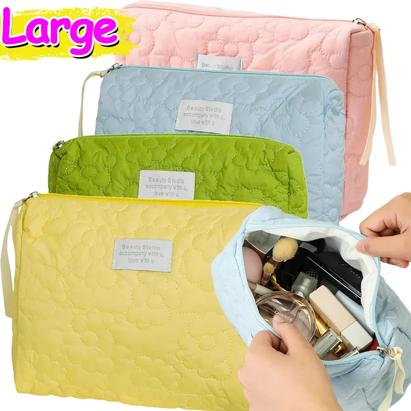 Cute Soft Flower Cosmetic Bag Quilted Flowers Design Cosmetic Bag Soft Comfortable Makeup Bag for Lipstick Tissue Jewelry Pouch