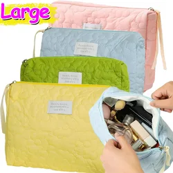 Cute Soft Flower Cosmetic Bag Quilted Flowers Design Cosmetic Bag Soft Comfortable Makeup Bag for Lipstick Tissue Jewelry Pouch