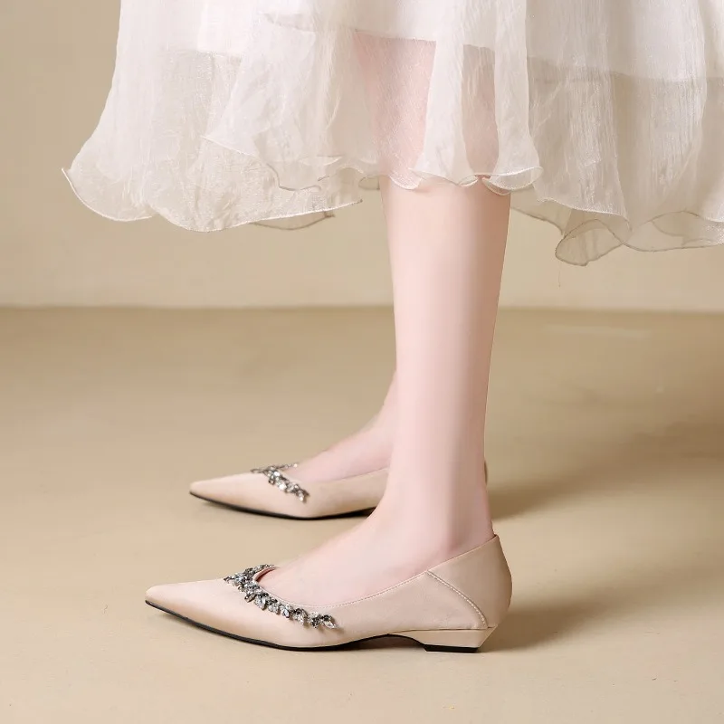 

Модная дизайнерская женская обувь, новые изысканные туфли на низком каблуке со стразами для женщин, повседневная обувь с заостренным носком во французском стиле, Zapatos Mujer