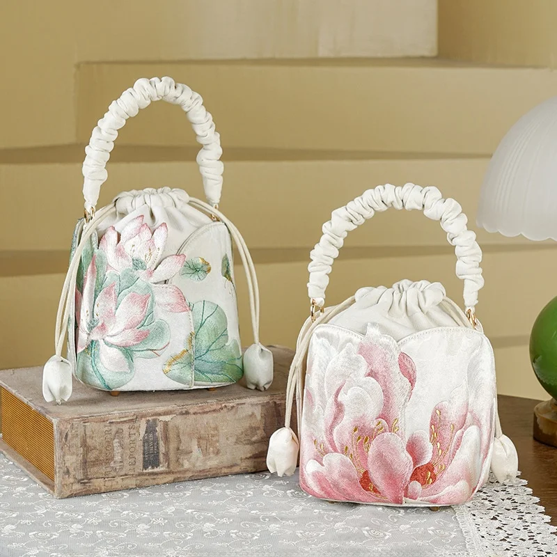 

Вышитая сумка-ведро с лотосом и пионами, на цепочке, через плечо, для аксессуаров к ханьфу, в китайском стиле, круглая, из полиэстера