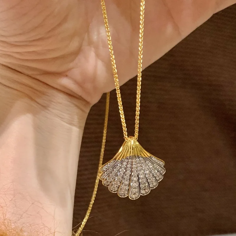 

Creative elegance light luxury High quality full of diamond shell necklace collarbone chain exquisite luster engagement jewelry