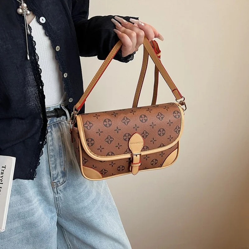 

Elegant Ladies Messenger Bag Made Of Fine Leather Boasting Trendy Commuter Design And High-End Look​