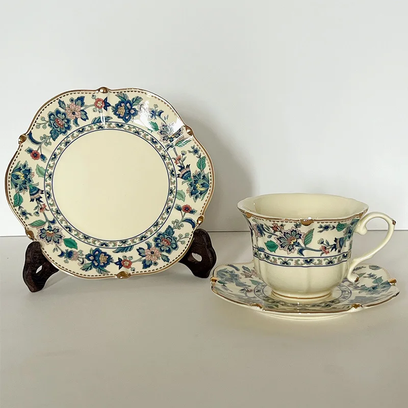 Retro Palace Style Ceramic Tea Cup and Saucer, Creamy Colored Porcelain Coffee Cup with Floral Design and Gold Trim