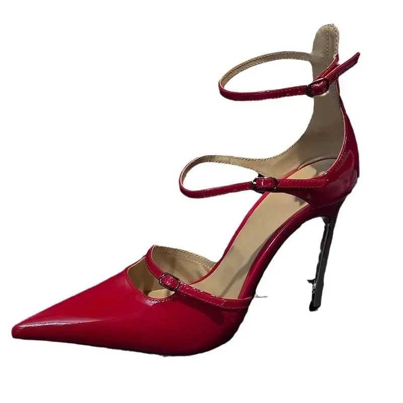 2025 العلامة التجارية مصمم المعادن رقيقة الكعوب الصنادل أشار تو الصلبة الجلود أبازيم الأشرطة نمط خنجر الكعوب أحذية الصيف النساء