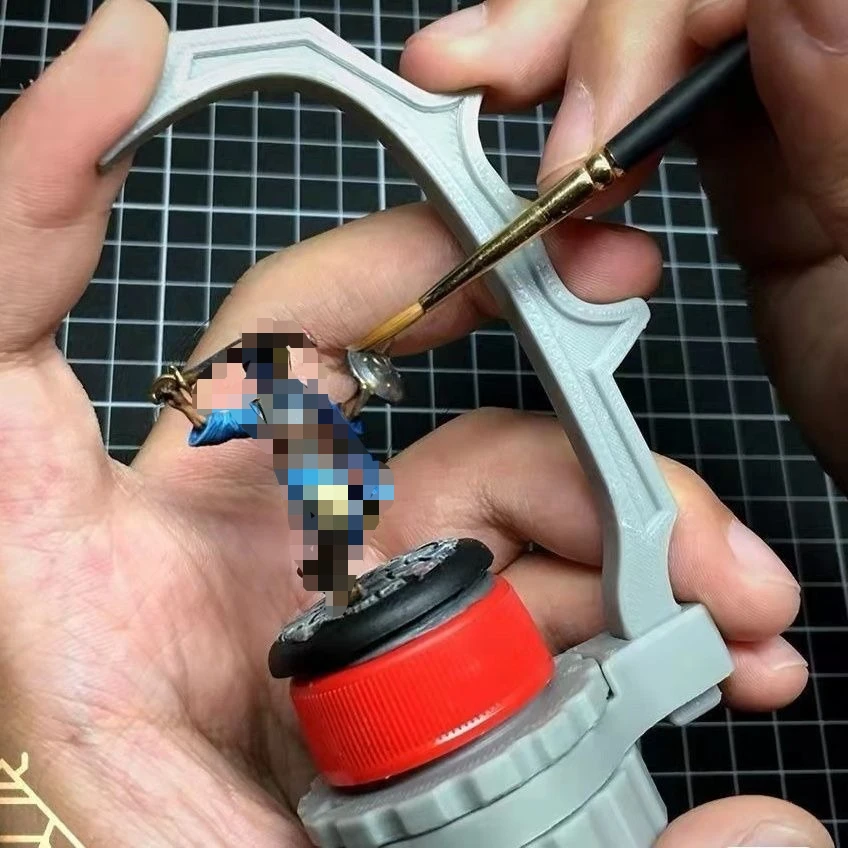 3D Printed Hand Model Painted Handle Tools Head Sculpted Coloring Clip Comes with A Small Scale Doll Model As A Random Gift