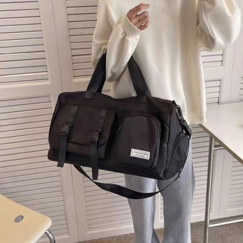The neutral color backpack for men and women is suitable for travel and can be carried by hand or worn on the shoulder.