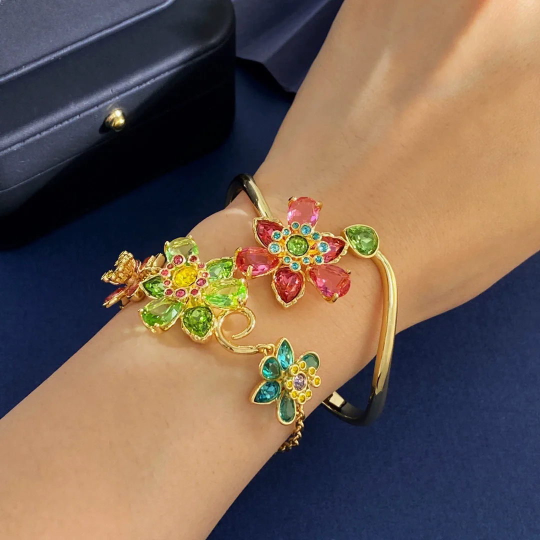 

New dazzling and colorful diamond three-dimensional three flower bracelet Crystal colored dopamine shaped design