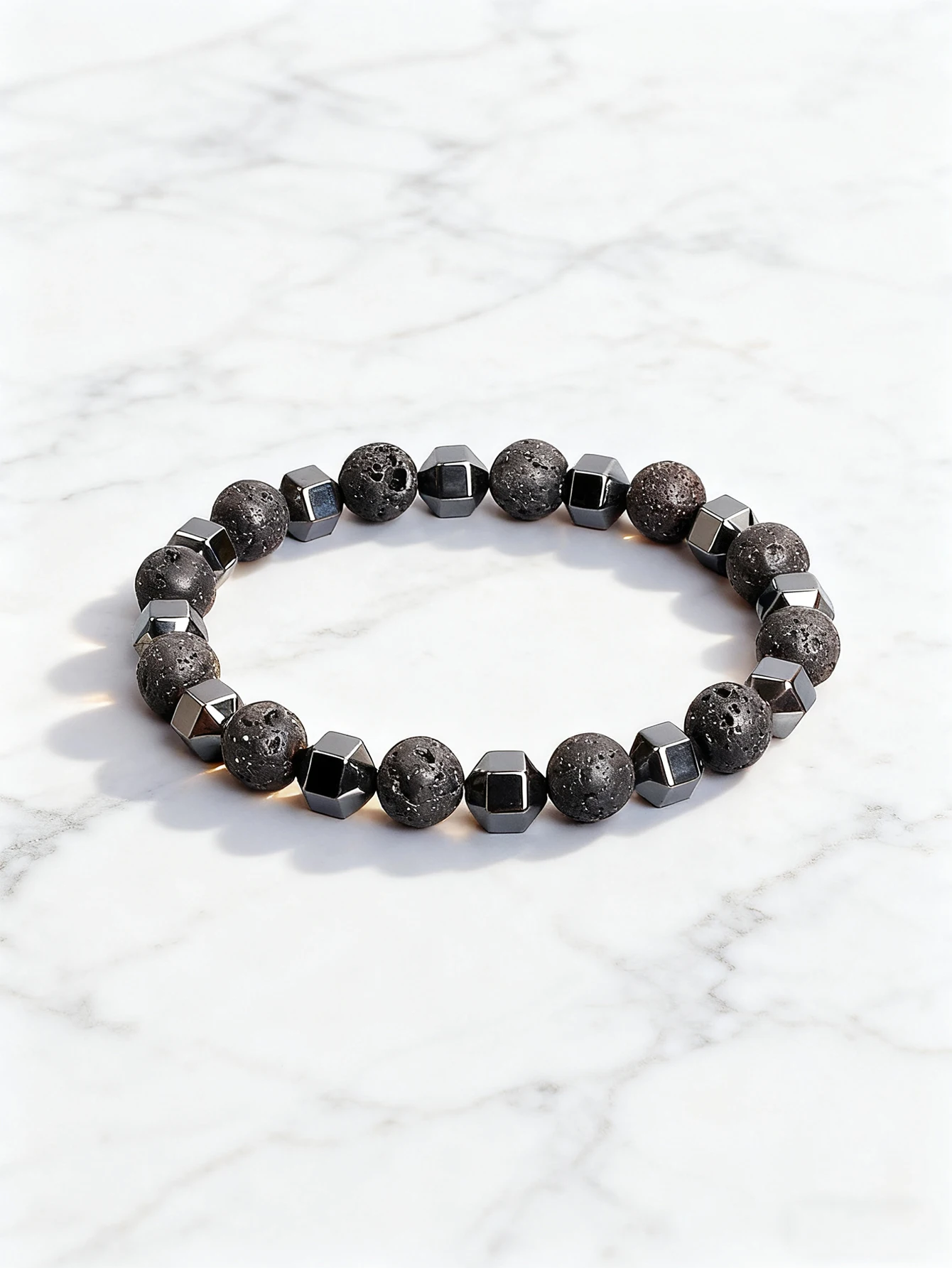 سوار من الحجر الطبيعي مع حجر لافا روك البركاني وخرز الهيماتيت الأوجه لحماية الحياة التأريض والشجاعة والمجوهرات