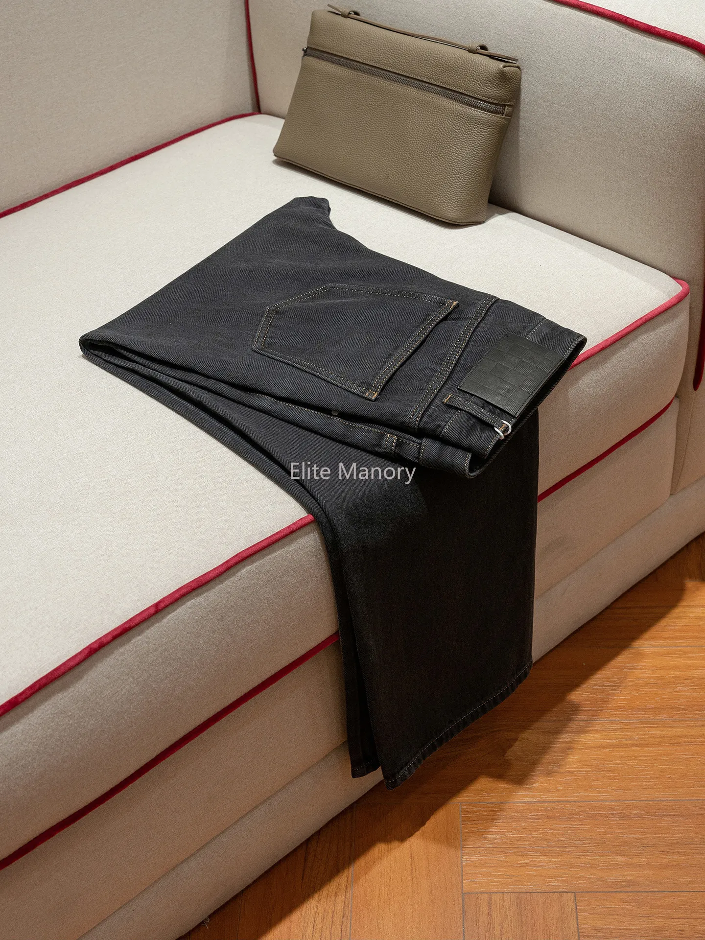 

Турецкая ткань: 12 унций, промытый хлопок с танинами, черные свободные прямые джинсы.