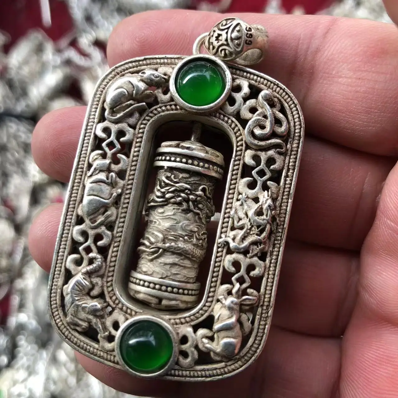 Vintage Tibetisches Silber Drehbares Gebetsrohr-Anhänger mit Grünem Edelstein Chinesisches 12-Tierkreiszeichen Ethnisches Amulett Halskette Schmuck Geschenk – Detail 5