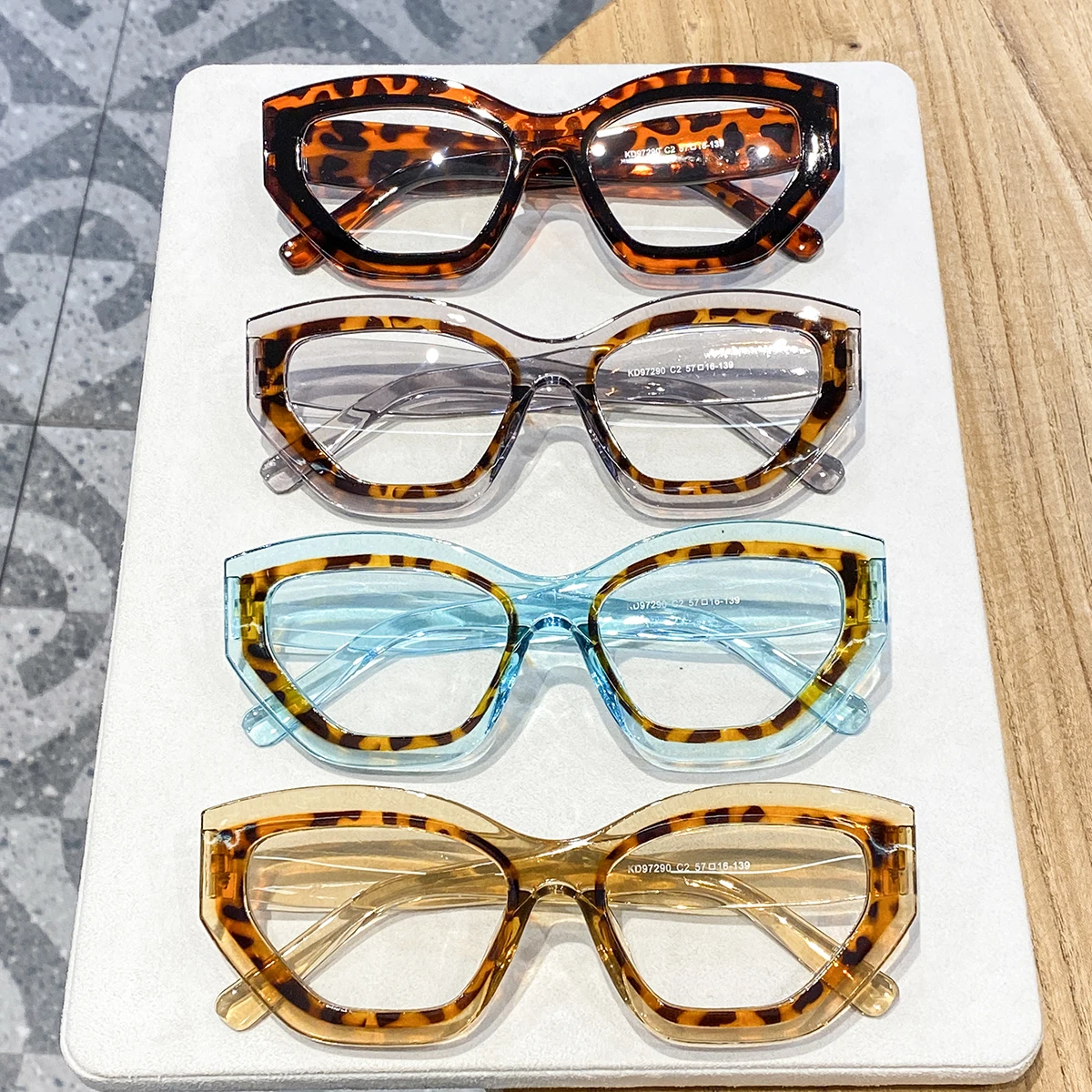 4 Pairs of Women's Unique Two-Tone Cat-Eye Full-Frame Glasses, Retro, Bold, Chic, and Fashionable Women's Non-Prescription Glasses, Suitable for Street Photography, Check-Ins, Girls' Gatherings, Casual Wear, and Store