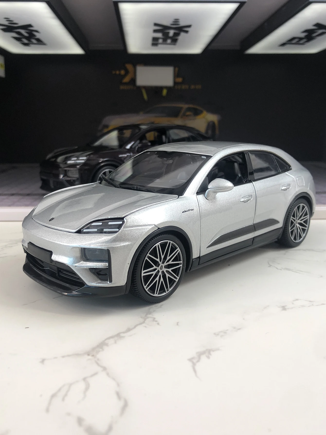 Bburago 1:24 Simulation Zinc Alloy Porsche Macan Turbo Electric Model Car, Static Ornament, Metal Collectible Gift Car