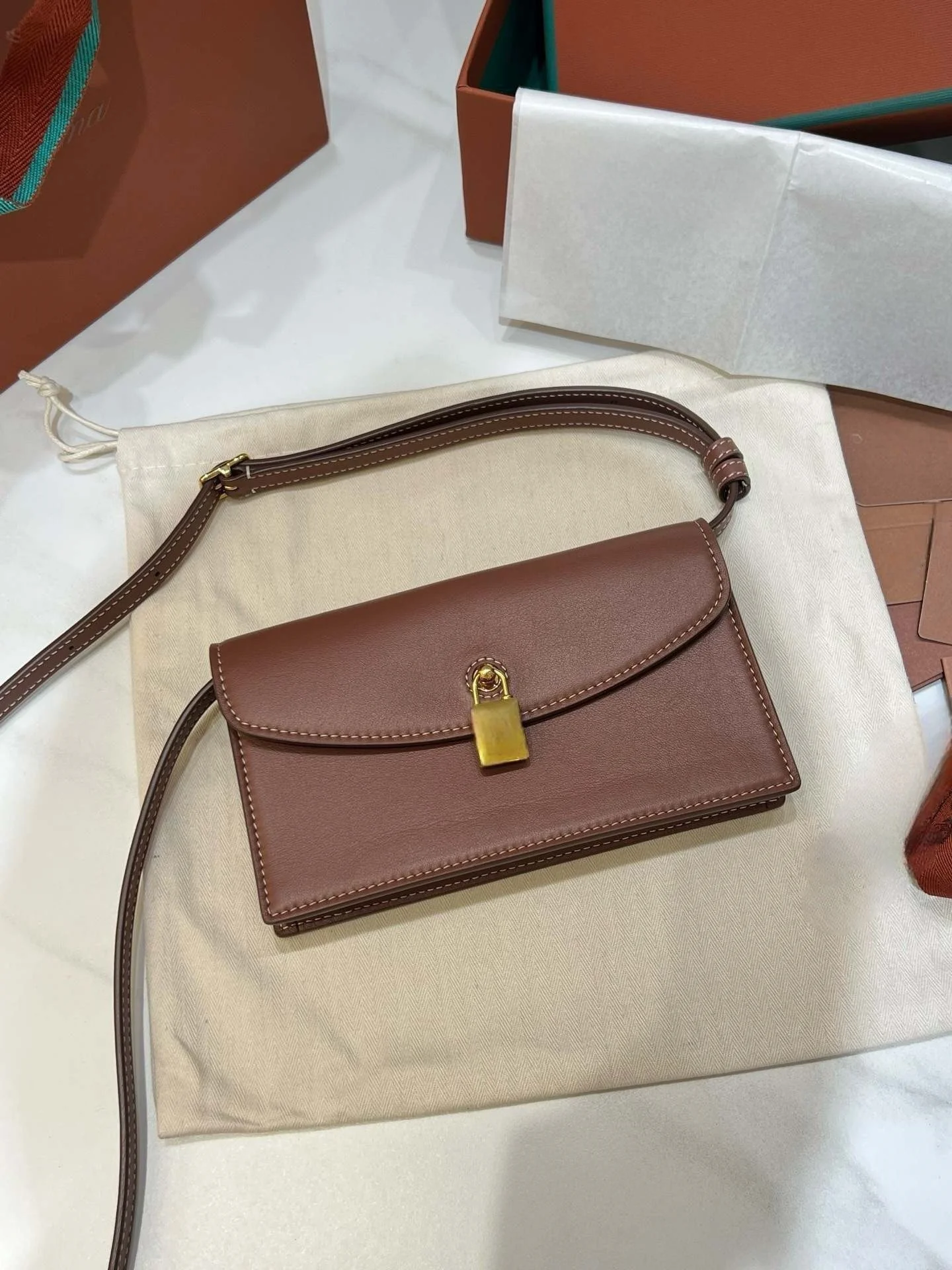 

2025 new high-end leather top layer letter bag, shoulder crossbody bag, genuine leather small square bag, fashionable and simple