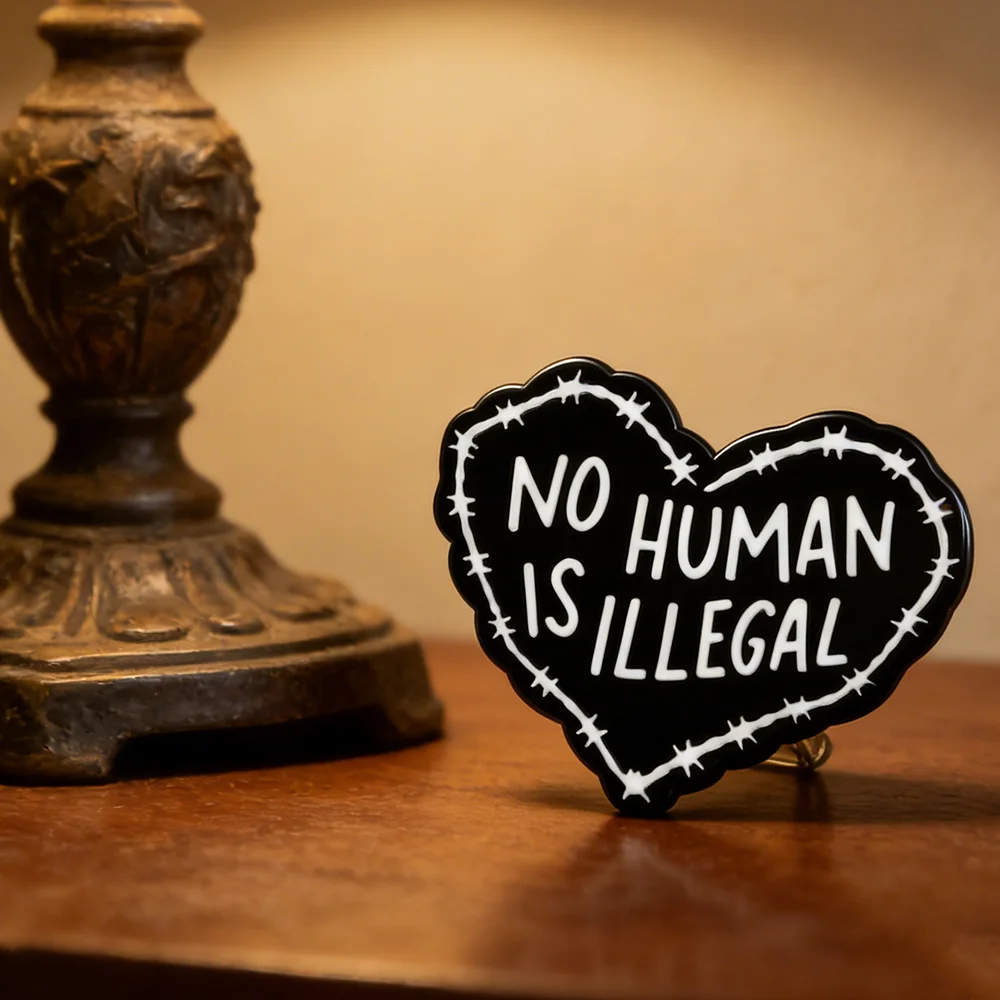 Kein Mensch Ist Illegal Emaille-Pin - Stacheldraht-Herz-Brosche für Einwanderungsrechtsaktivisten für Rucksäcke, Hüte, Sozialrechtsaktivisten – Detail 4