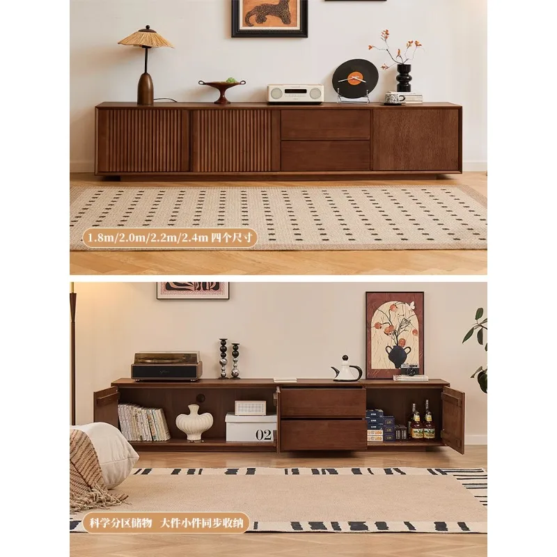 O armário de TV de madeira maciça é simples