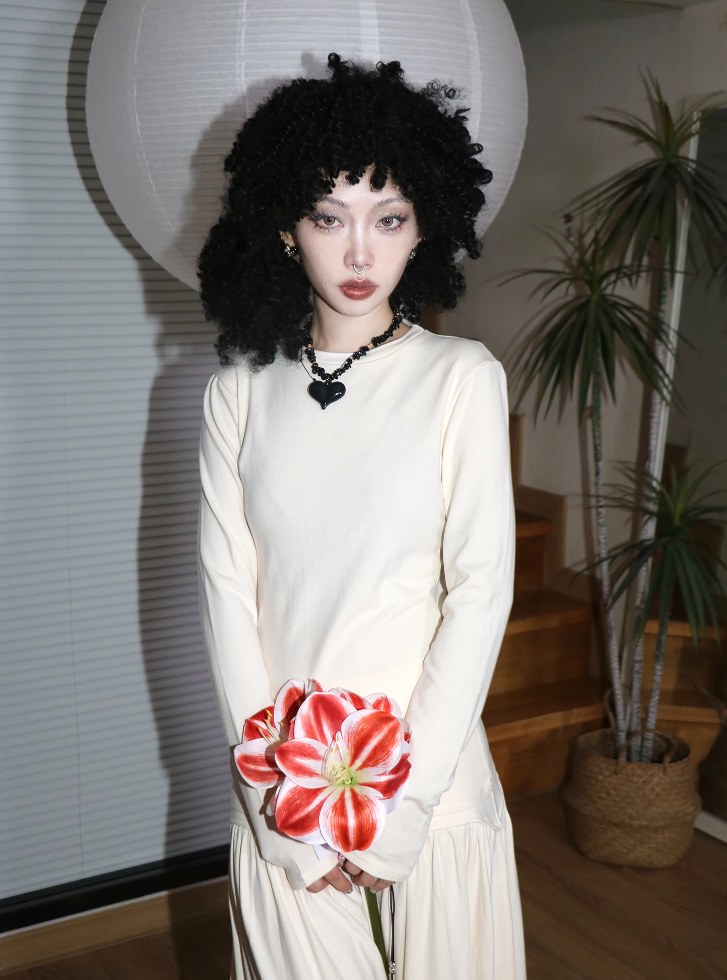 

Белый универсальный комплект из трех предметов: базовая футболка с длинным рукавом, утягивающий топ и юбка в модном японском стиле для женщин