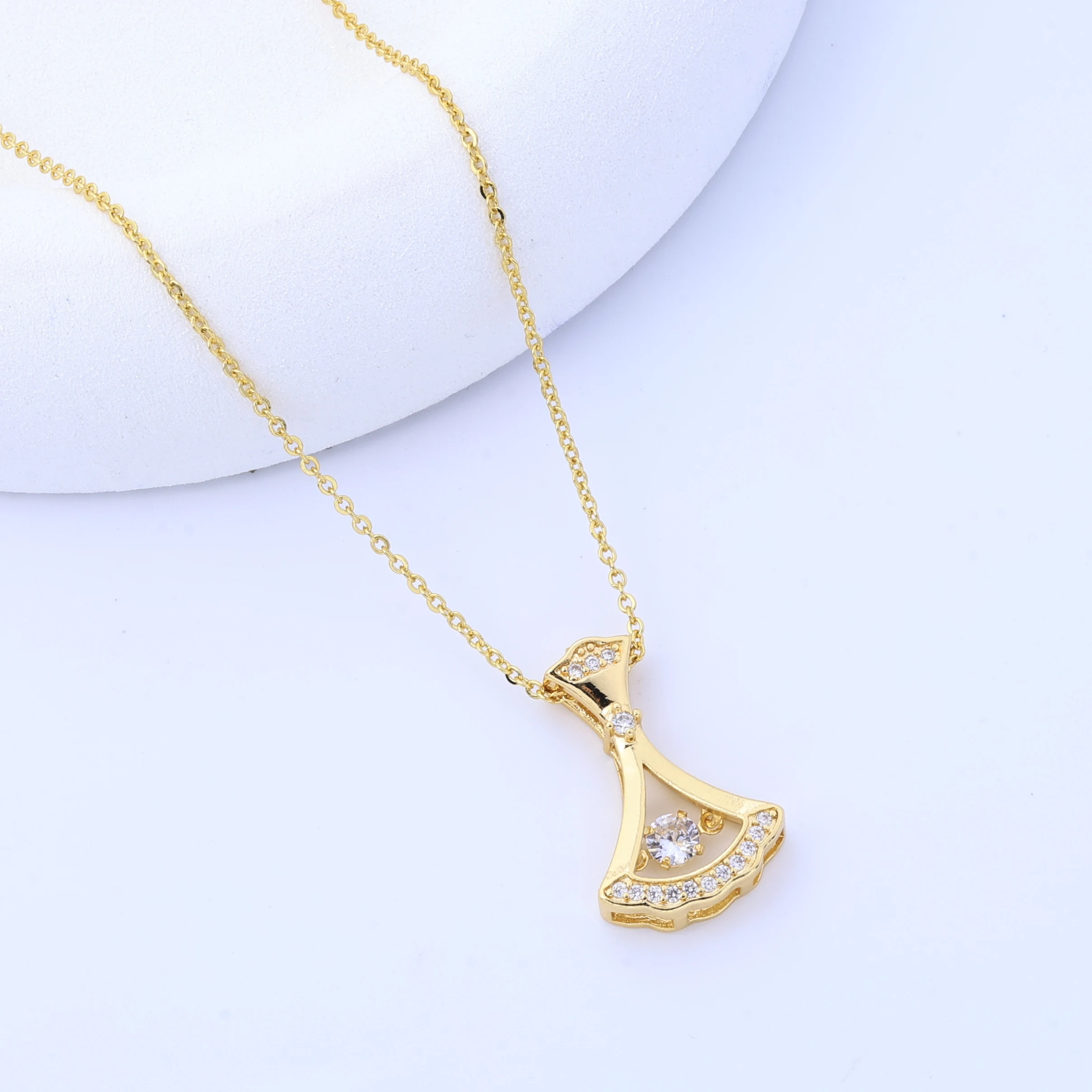 

Korean version of the new skirt fan-shaped smart necklace women's beating heart, elegant pendant, temperament, versatile Interne