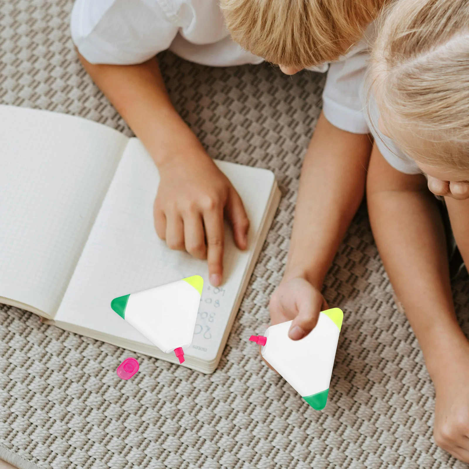 

4pcs Multicolor Highlighters Strong Coverage Bright Colors Flat Design Easy Grip Study Work Scrapbooking Notes Marking Teacher