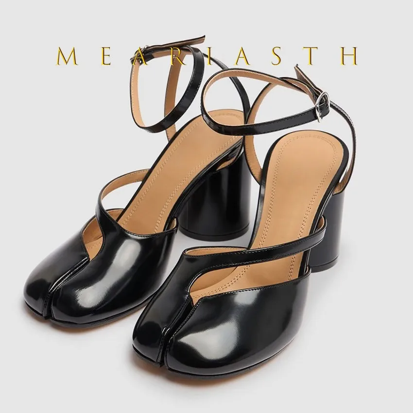 جديد 2025 صنادل نسائية ملفوفة عند الأصابع باللون الأسود بمقدمة مقسمة وكعب سميك وحزام خلفي مقاس كبير أحذية نسائية غير رسمية مقاس كبير أحذية تابي #1