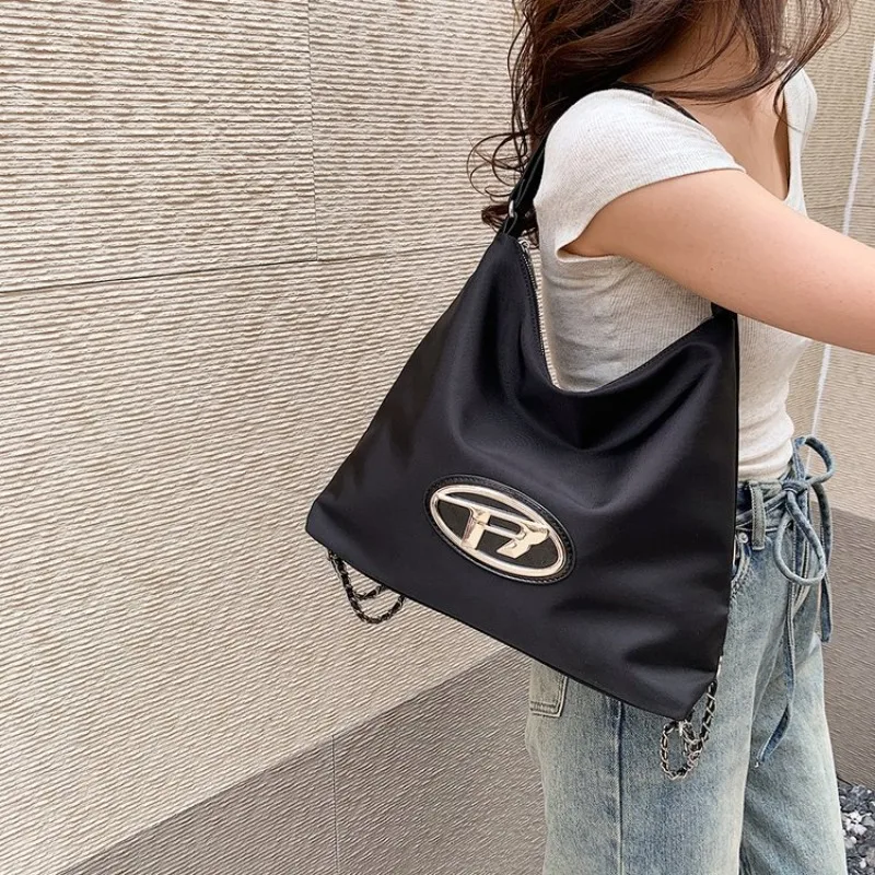 

Женская регулируемая сумка. Настраиваемые особенности для идеальной посадки и комфорта. Персонализированные ощущения.