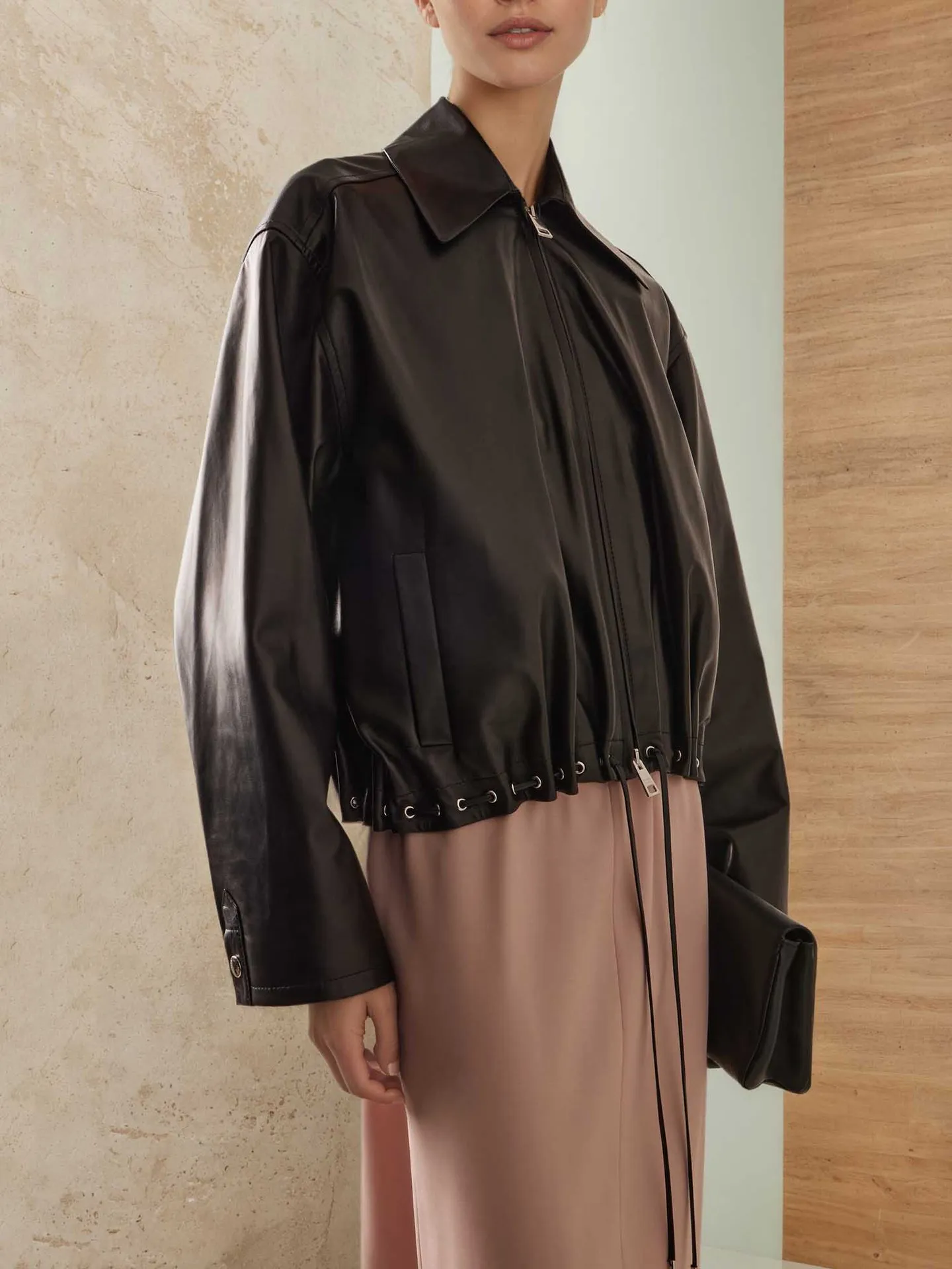 Solapa de estilo moderno, dobladillo de cuero brillante, diseño con cordón, corte holgado, chaqueta corta de cuero de moda para mujer