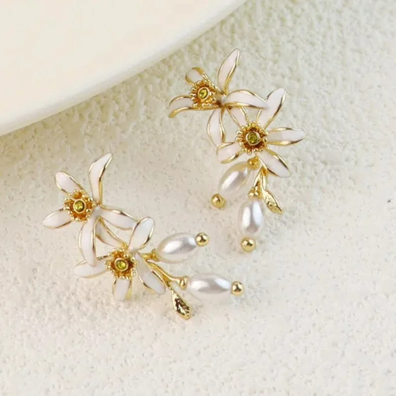 

Trendy New Arrival White Drip Oil Lily Flower Oval Glass Pearl Earrings, Light Luxury Daily Commuting Jewelry for Office Lady