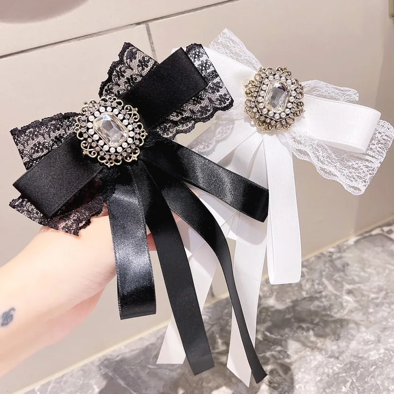 Koreańska tkanina koronkowa broszka z kokardą dla kobiet kryształ Rhinestone muszka krawat kołnierzyk koszuli Pin luksusowe akcesoria jubilerskie