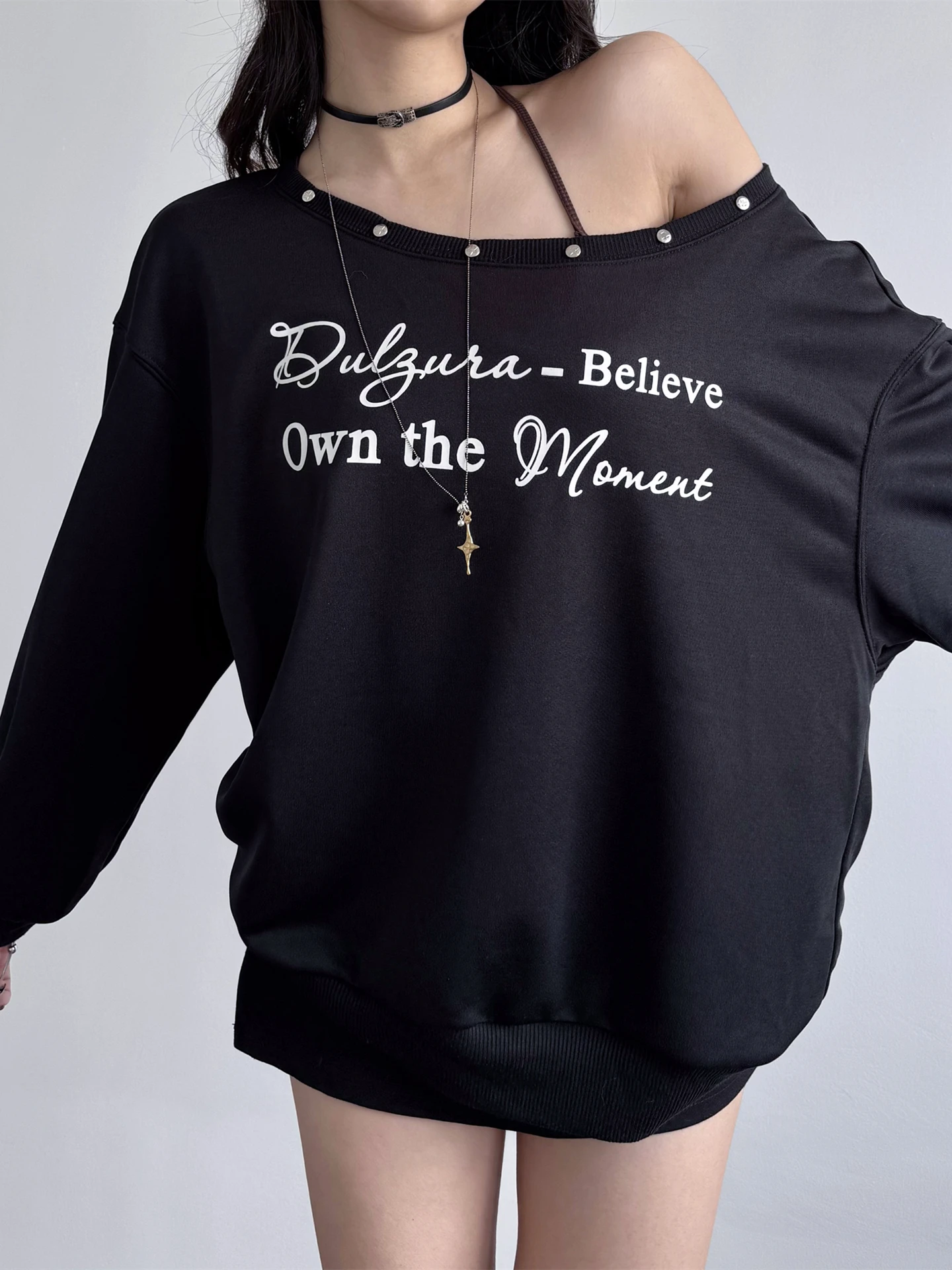 Dulzura 가을 패션 경사진 어깨 긴 소매 느슨한 편지 인쇄 스웨트 셔츠 여성 캐주얼 다목적 스트리트 스타일 의류