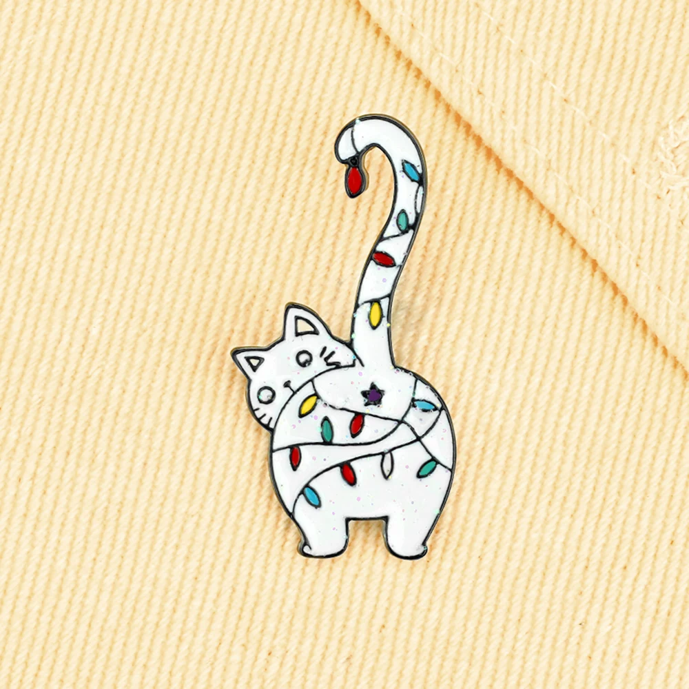 Funny White Cat Lapel Pin Cartoon Animal Kitten Wrapped with Lamp Brooch Cute Shiny Enamel Badge Bag Cloth Jewelry Gift For Kids