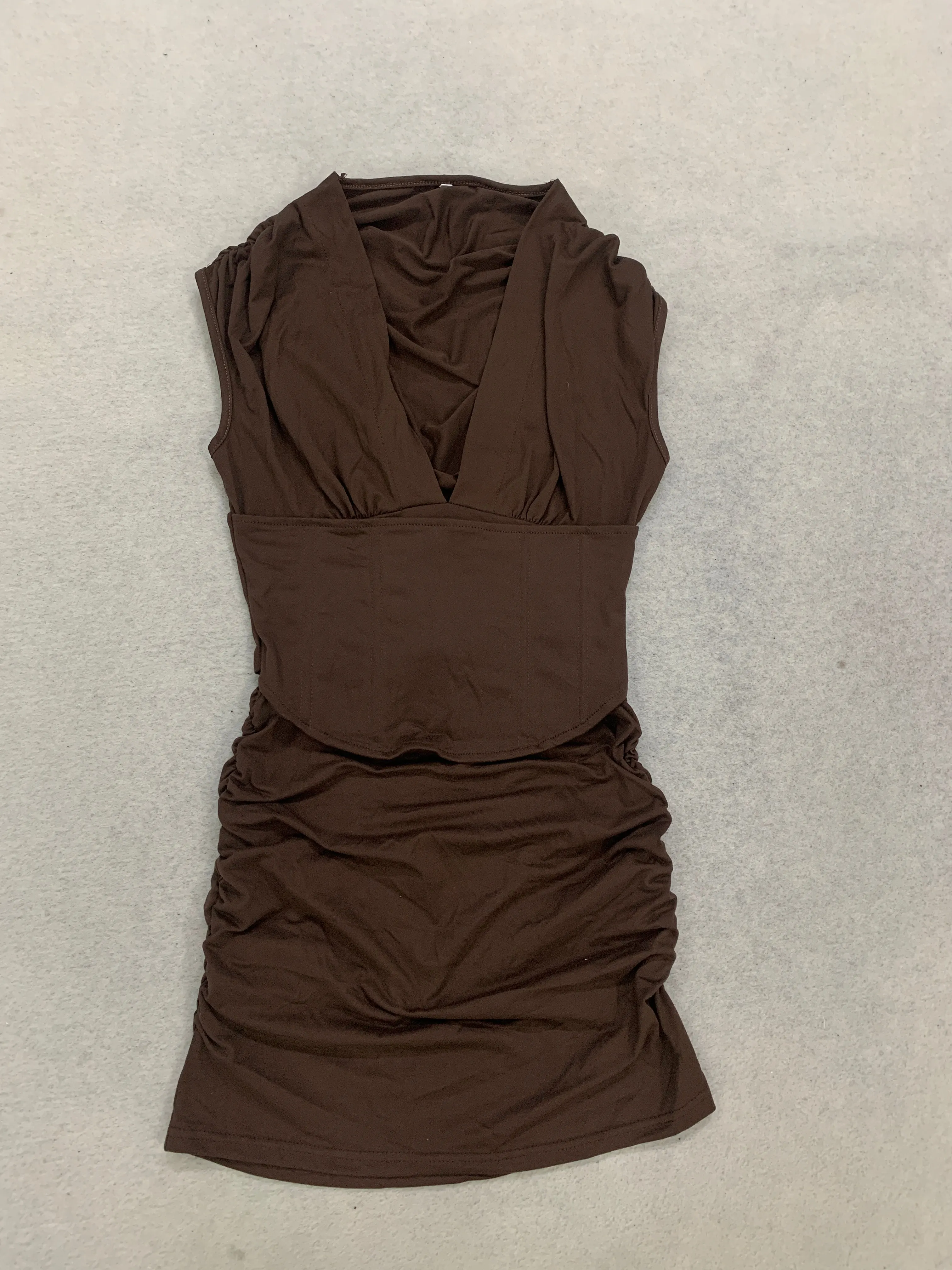 Damenkleid mit tiefem V-Ausschnitt, enganliegendem Schnitt, Taillierung und Rüschen, elegantes Mini-Kleid für Nachtclubs und Partys, kurzer Rock für Frauen. – Detail 2