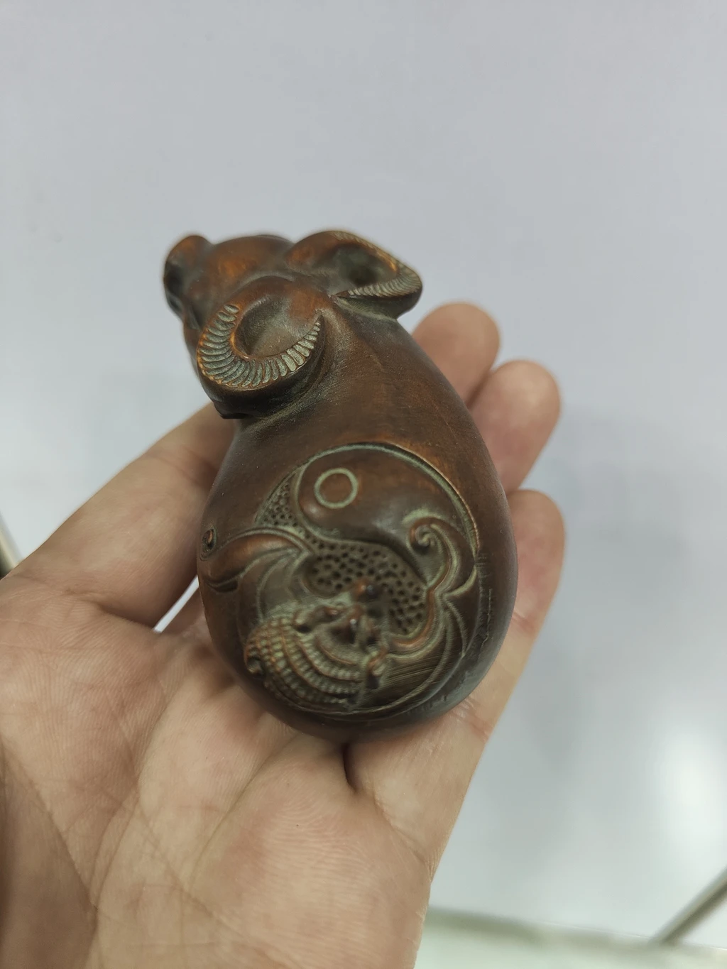 Natural hawthorn wood decorative tabletop piece for a cow-shaped tableware