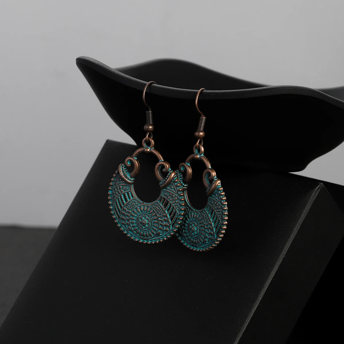 Boucles d'oreilles à pampilles géométriques irrégulières en bronze pour femmes, boucles d'oreilles ethniques pour femmes, pendentifs triangulaires ronds et carrés, bijoux indiens inhabituels
