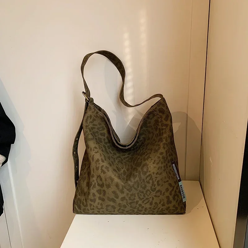 2025 Canvas Leopard Print New Shoulder Bag Large Capacity Zipper Popular Fashion Handbag Soft Simple Commuting Crossbody Bag