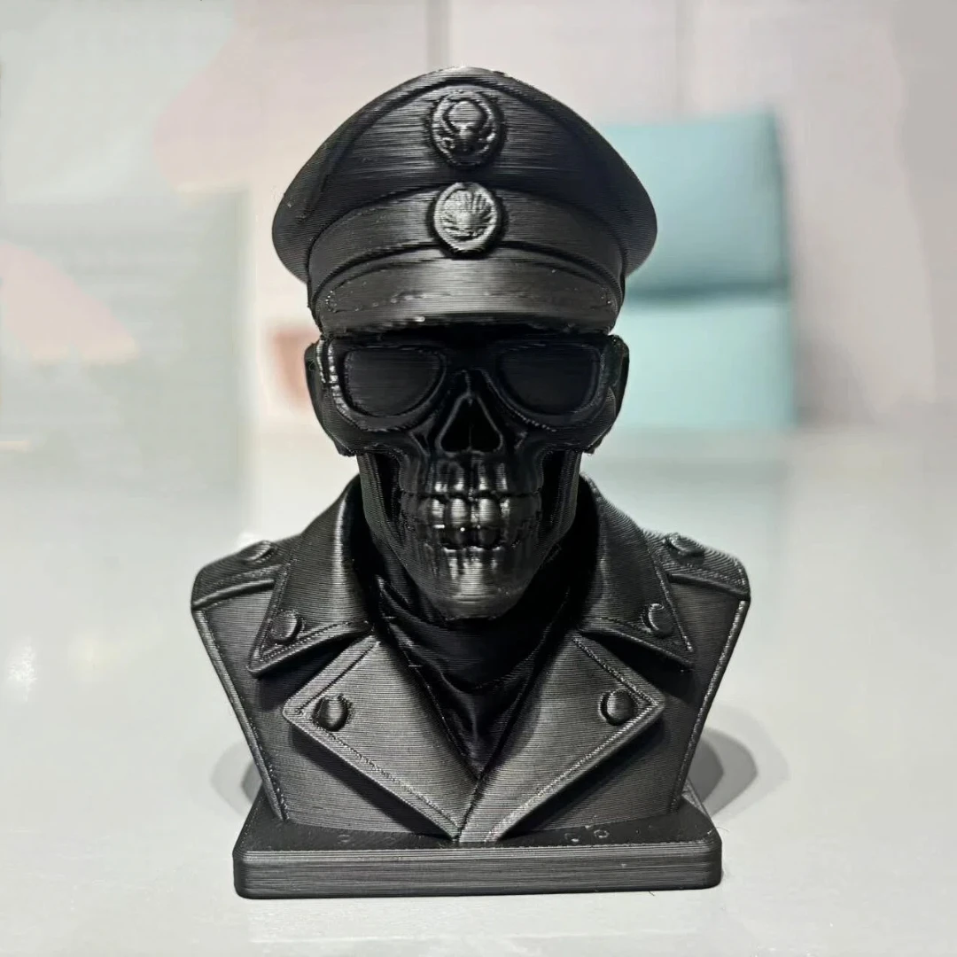Dunkle Militär-Totenkopf Tischdekoration - Robuste Männerfigur, Atmosphärische Schreibtischdekoration