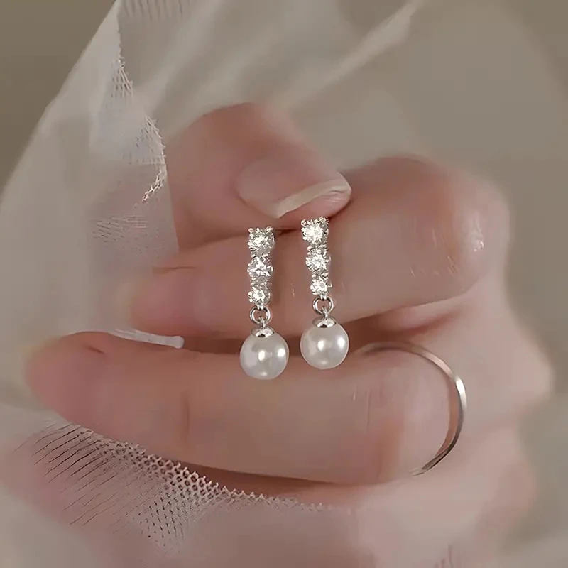 Huitan zierliche simulierte Perle Anhänger Ohrringe für Frauen schicke helle Zirkonia Schmuck für Verlobung Braut Hochzeit Accessoires